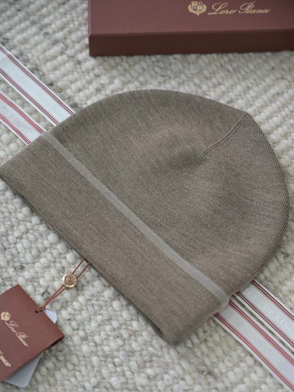Loro Piana The Gift of Kings® Feinstrick-Mütze in Taupe