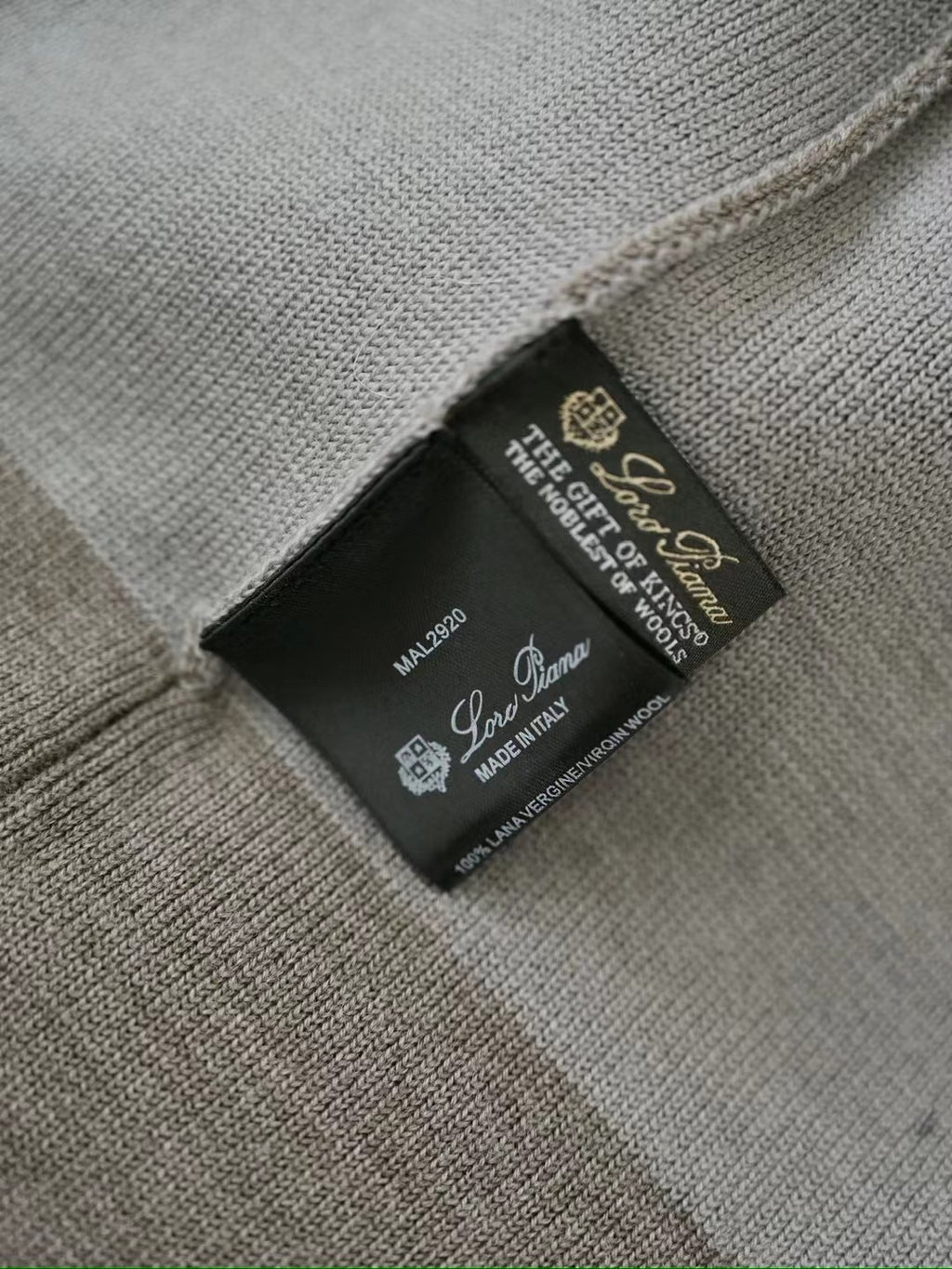 Loro Piana The Gift of Kings® Feinstrick-Mütze in Taupe