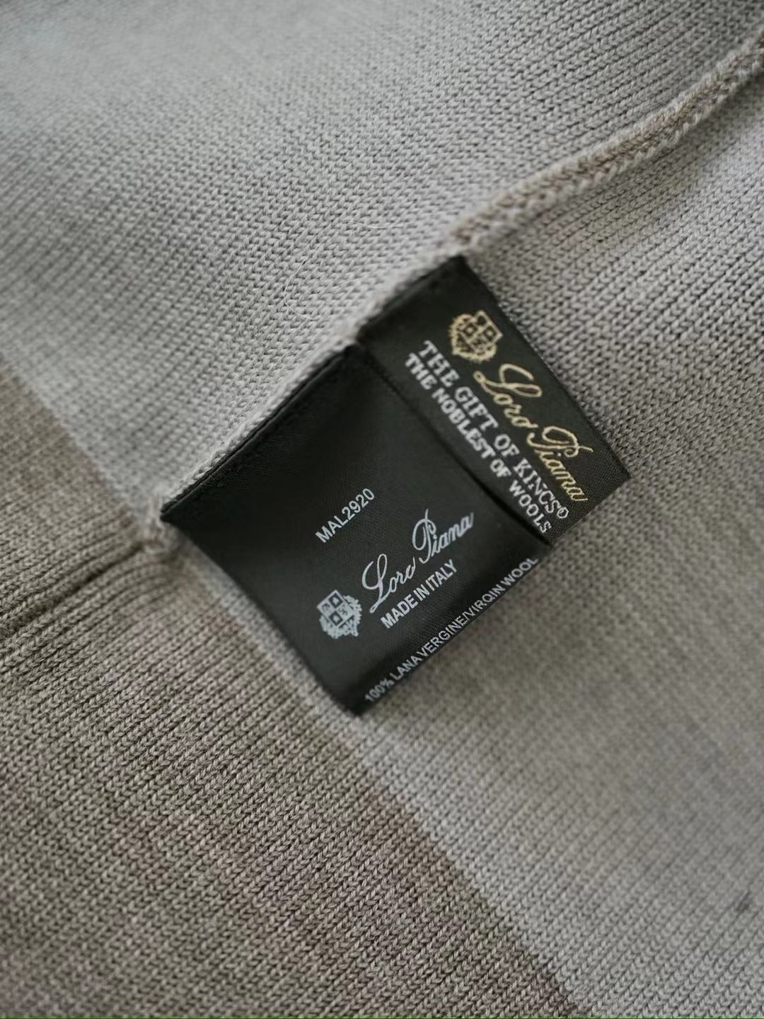 Loro Piana The Gift of Kings® Feinstrick-Mütze in Taupe