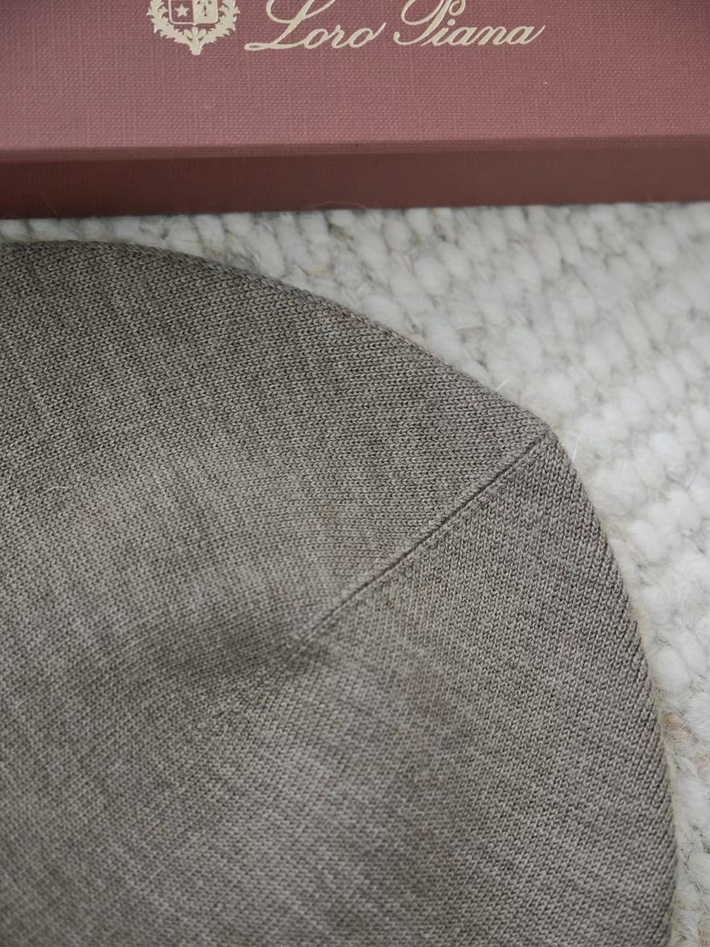 Loro Piana The Gift of Kings® Feinstrick-Mütze in Taupe