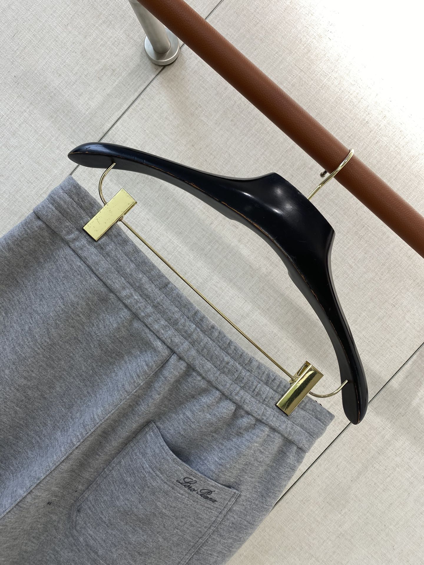 Loro Piana Graue Herren Sweatpants mit Sticklogo und Tunnelzug aus Baumwollmix