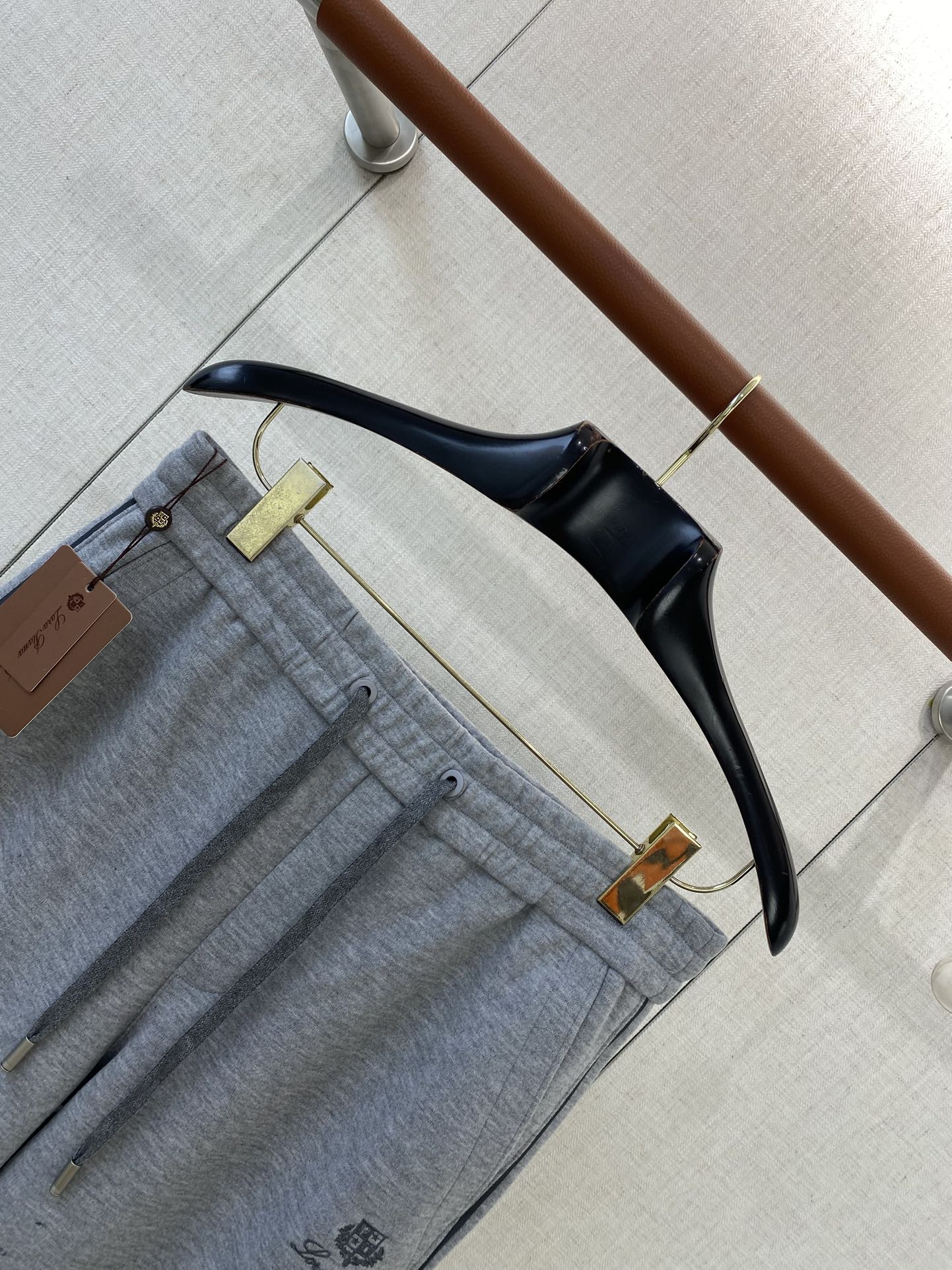 Loro Piana Graue Herren Sweatpants mit Sticklogo und Tunnelzug aus Baumwollmix