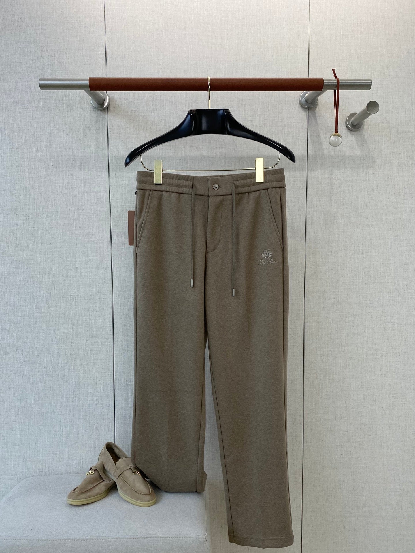 Loro Piana Braune Herren Freizeithose mit Sticklogo und Tunnelzug aus Baumwollmix