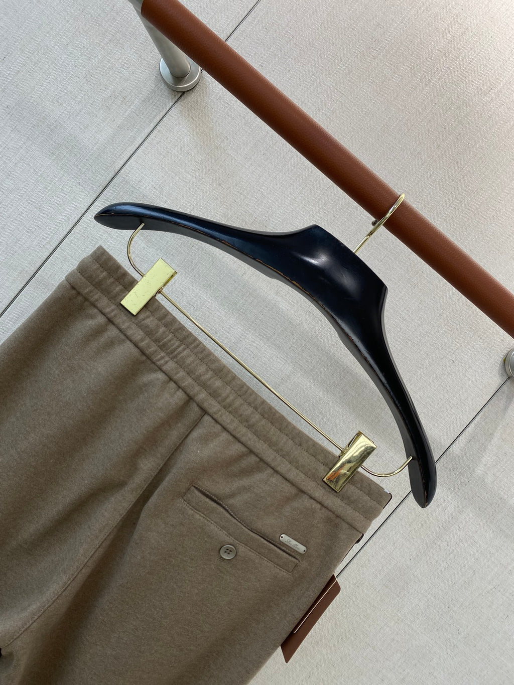 Loro Piana Braune Herren Freizeithose mit Sticklogo und Tunnelzug aus Baumwollmix