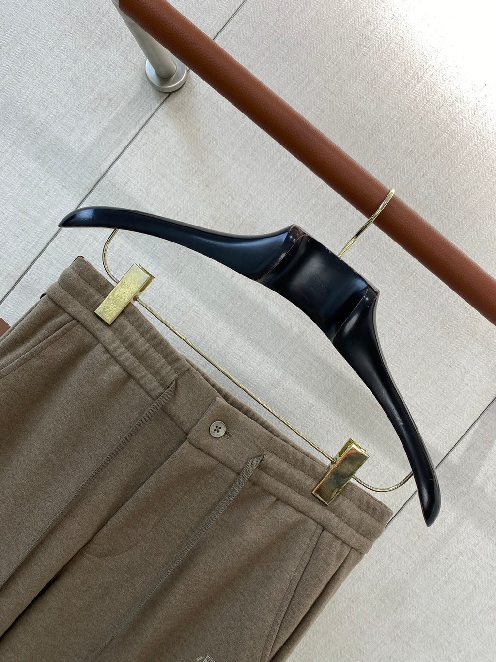 Loro Piana Braune Herren Freizeithose mit Sticklogo und Tunnelzug aus Baumwollmix