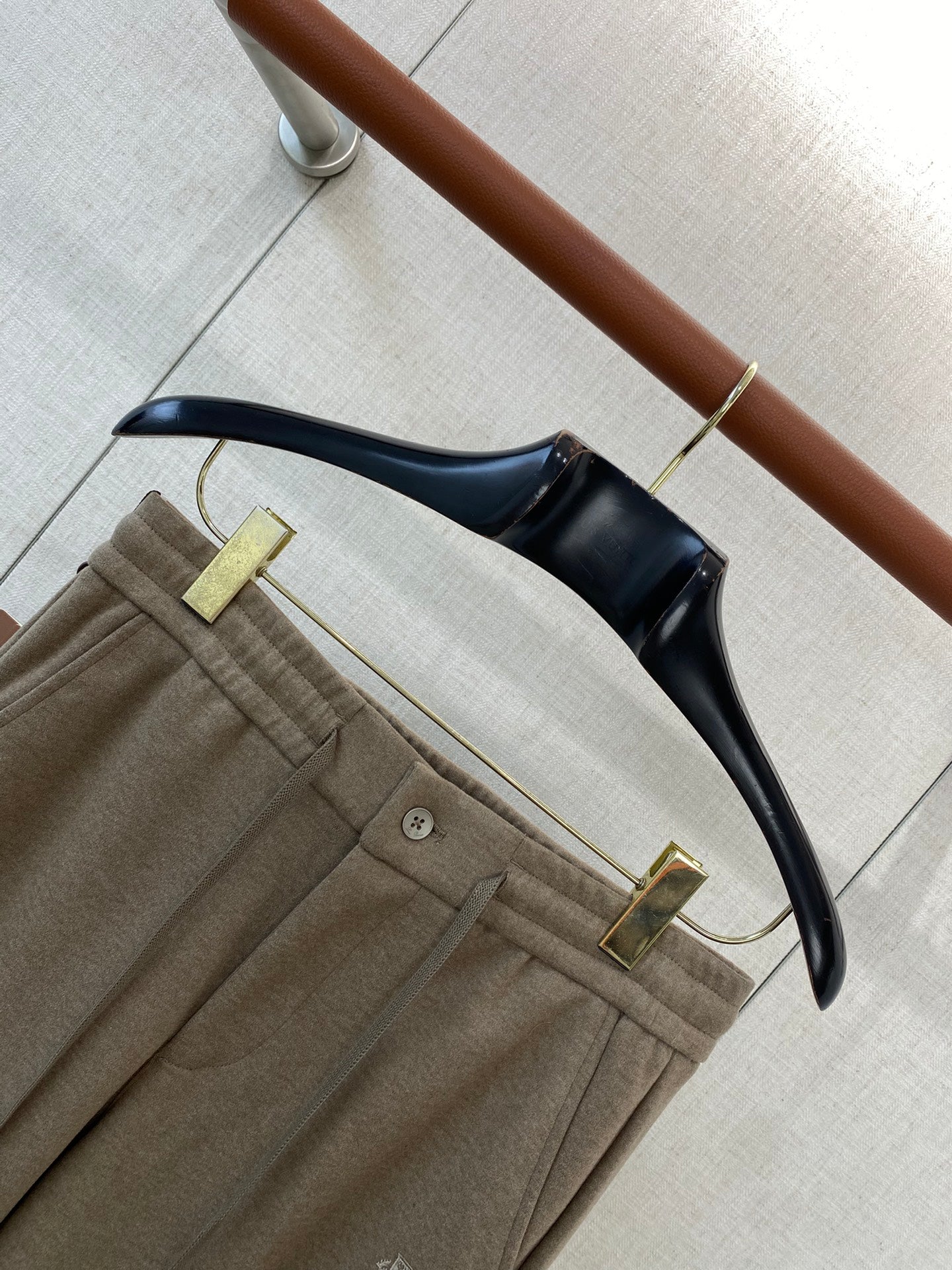 Loro Piana Braune Herren Freizeithose mit Sticklogo und Tunnelzug aus Baumwollmix