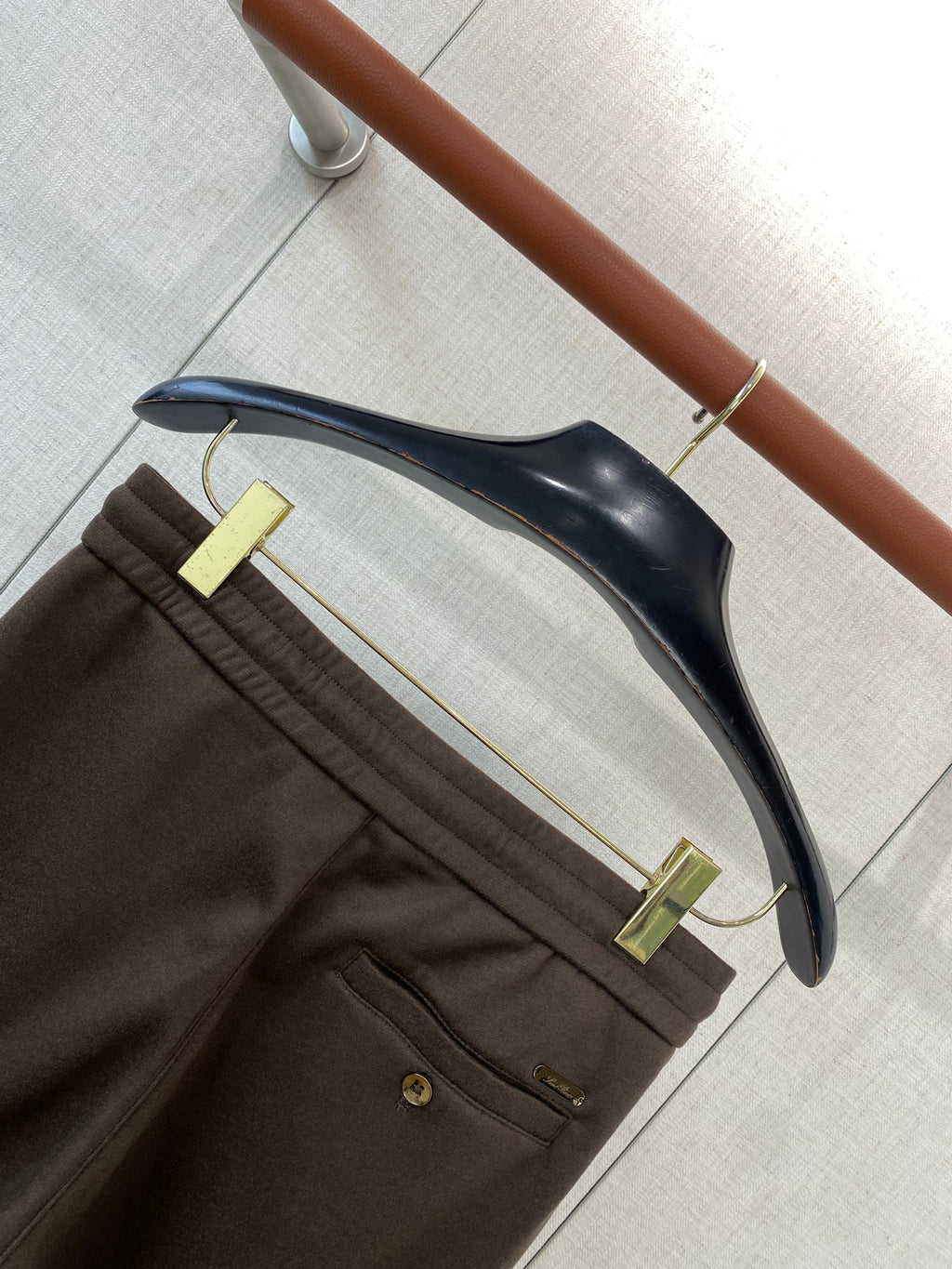 Loro Piana Dunkelbraune Herren Hose mit Sticklogo und Tunnelzug aus Baumwollmix