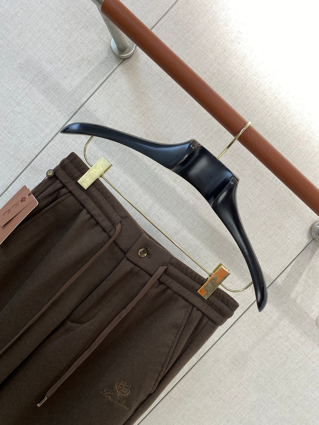 Loro Piana Dunkelbraune Herren Hose mit Sticklogo und Tunnelzug aus Baumwollmix