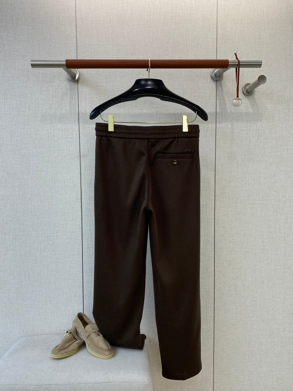 Loro Piana Dunkelbraune Herren Hose mit Sticklogo und Tunnelzug aus Baumwollmix