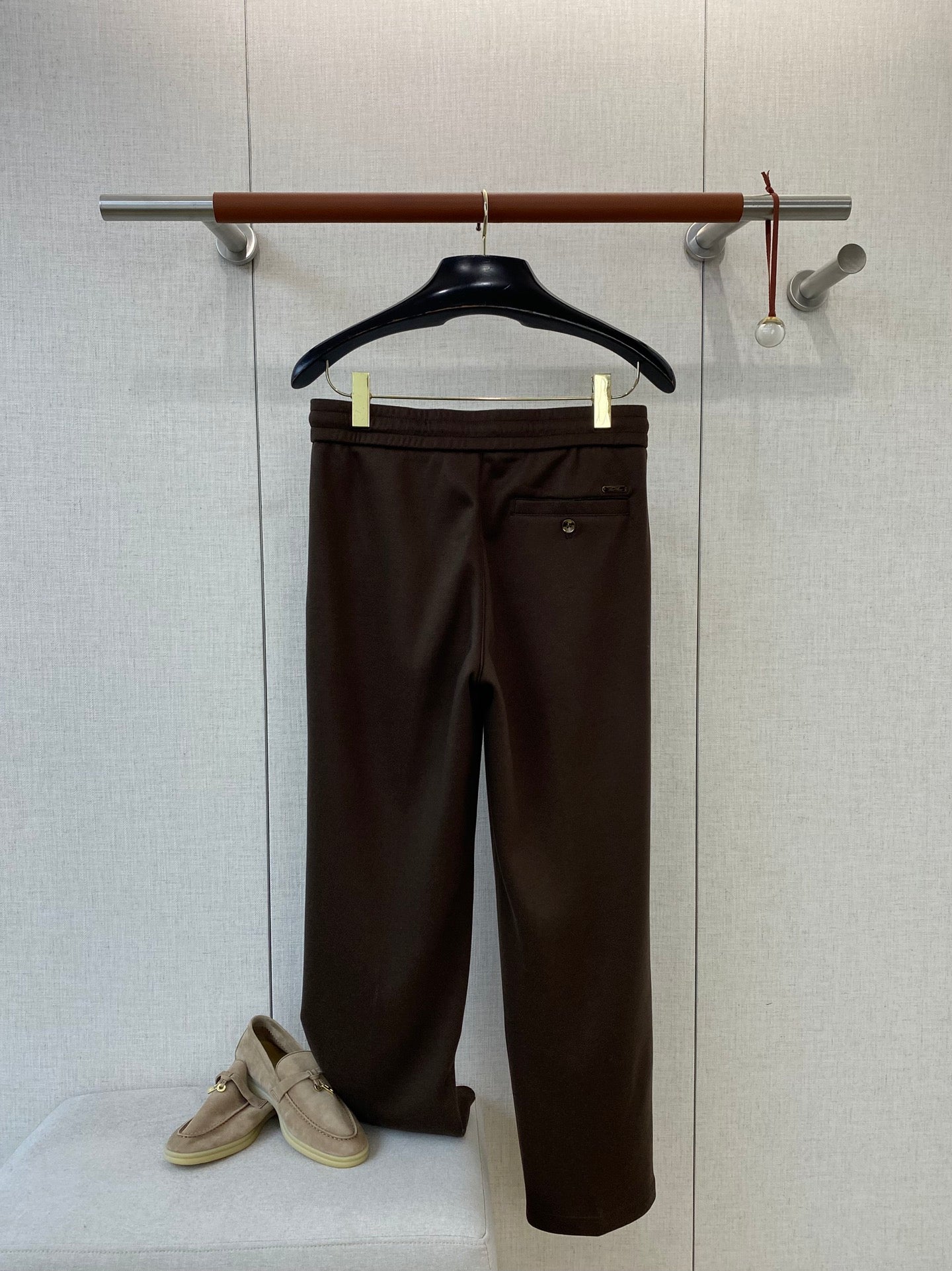 Loro Piana Dunkelbraune Herren Hose mit Sticklogo und Tunnelzug aus Baumwollmix