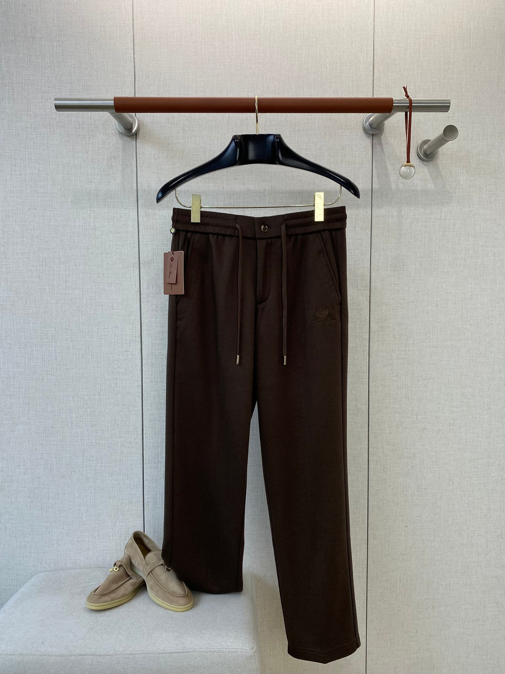 Loro Piana Dunkelbraune Herren Hose mit Sticklogo und Tunnelzug aus Baumwollmix