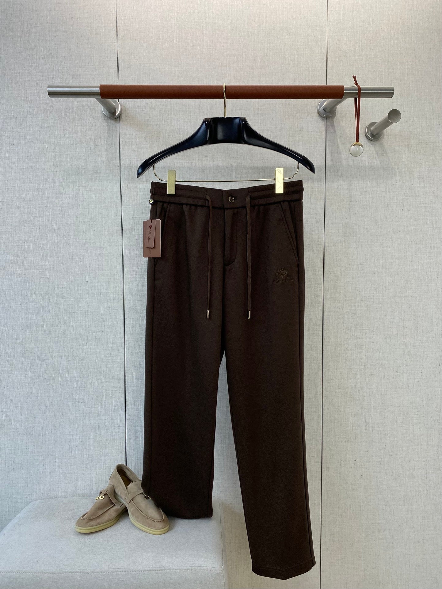 Loro Piana Dunkelbraune Herren Hose mit Sticklogo und Tunnelzug aus Baumwollmix