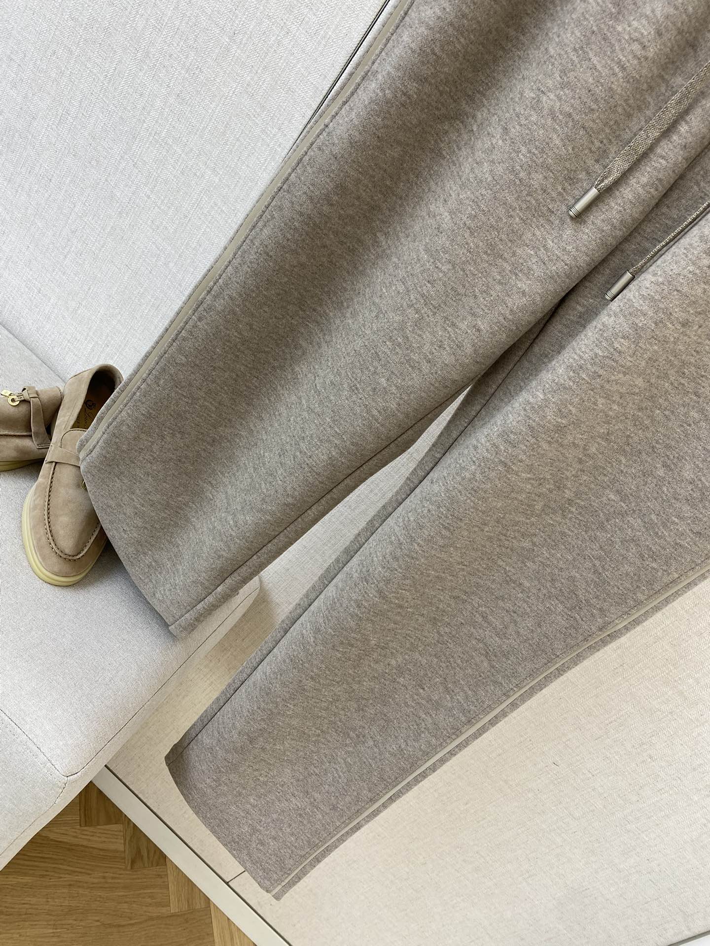 Loro Piana Moderne Herren Sweatpants in Grau aus Baumwollmix mit Sticklogo