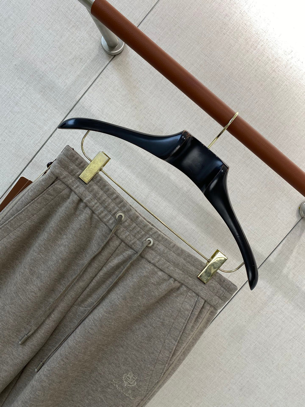 Loro Piana Moderne Herren Sweatpants in Grau aus Baumwollmix mit Sticklogo