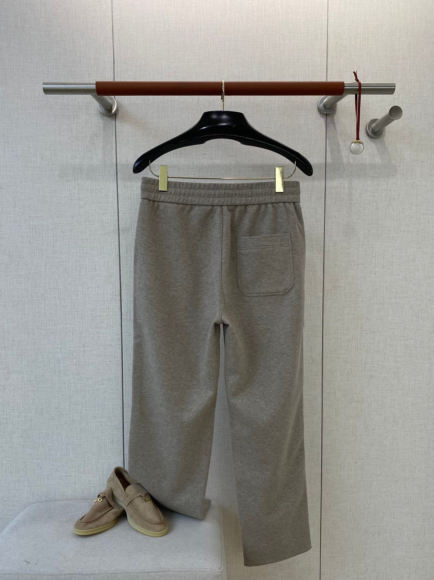 Loro Piana Moderne Herren Sweatpants in Grau aus Baumwollmix mit Sticklogo