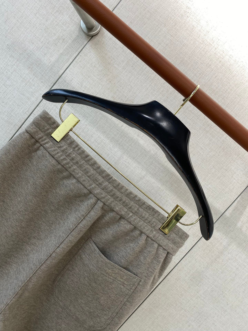 Loro Piana Moderne Herren Sweatpants in Grau aus Baumwollmix mit Sticklogo