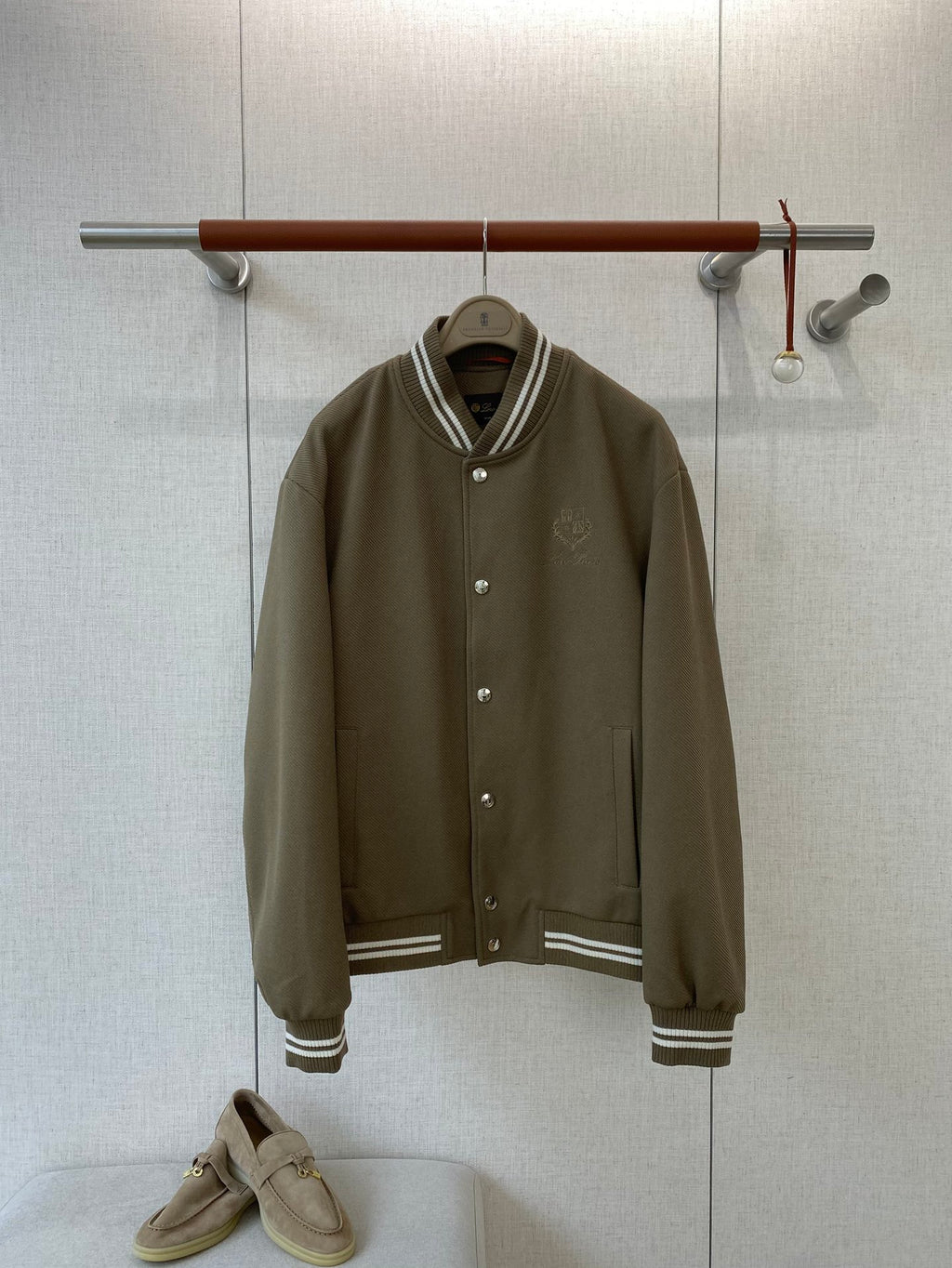 Loro Piana Khakifarbene Collegejacke aus Wollmix mit gestreiften Rippbündchen