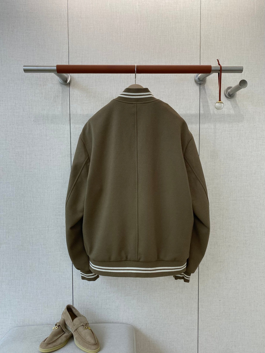 Loro Piana Khakifarbene Collegejacke aus Wollmix mit gestreiften Rippbündchen