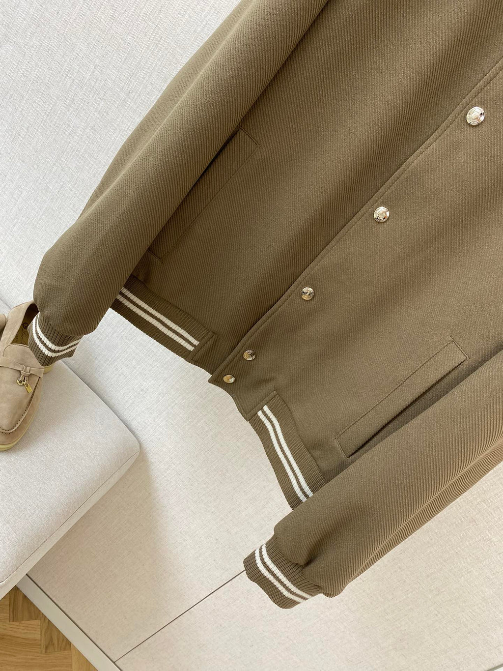 Loro Piana Khakifarbene Collegejacke aus Wollmix mit gestreiften Rippbündchen