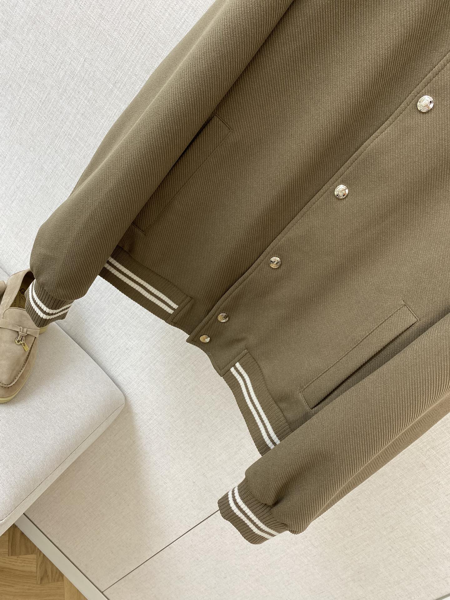 Loro Piana Khakifarbene Collegejacke aus Wollmix mit gestreiften Rippbündchen