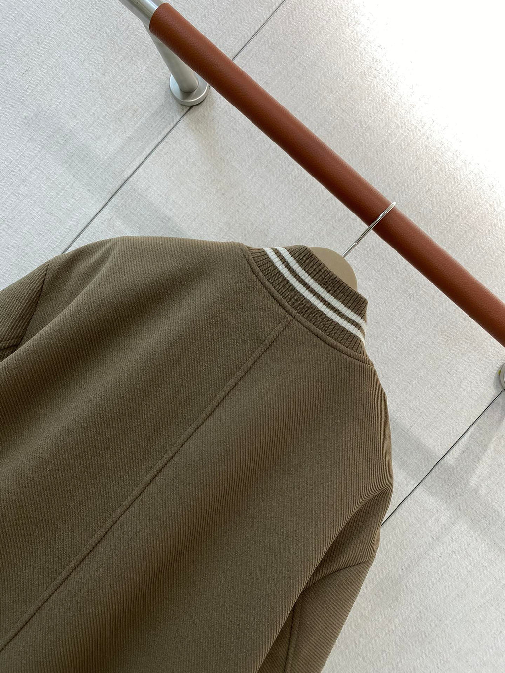 Loro Piana Khakifarbene Collegejacke aus Wollmix mit gestreiften Rippbündchen