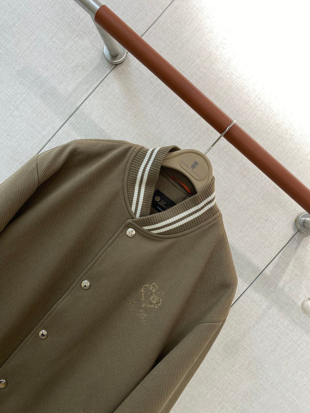 Loro Piana Khakifarbene Collegejacke aus Wollmix mit gestreiften Rippbündchen