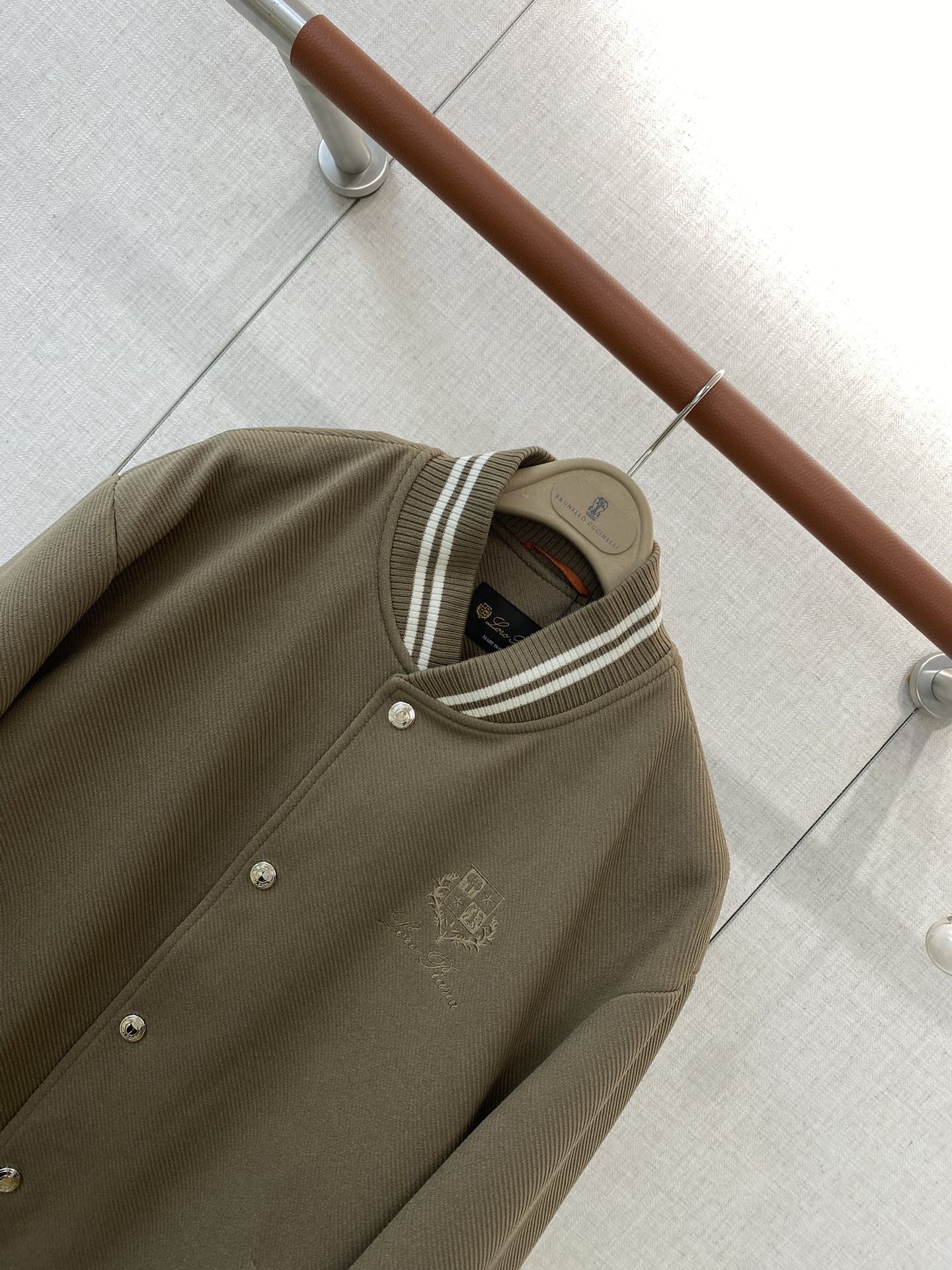 Loro Piana Khakifarbene Collegejacke aus Wollmix mit gestreiften Rippbündchen