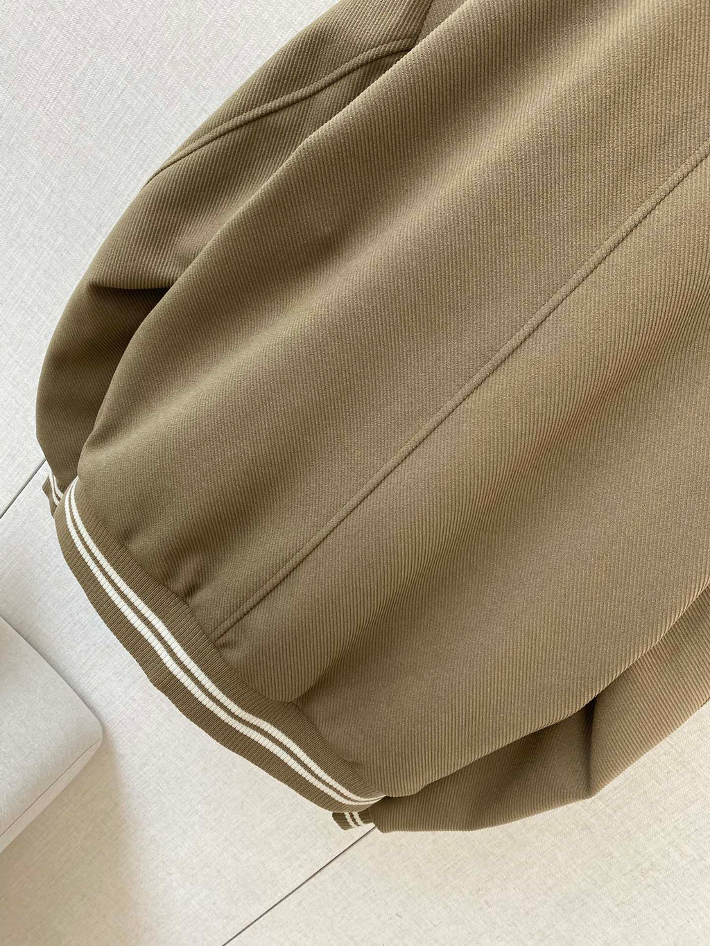 Loro Piana Khakifarbene Collegejacke aus Wollmix mit gestreiften Rippbündchen