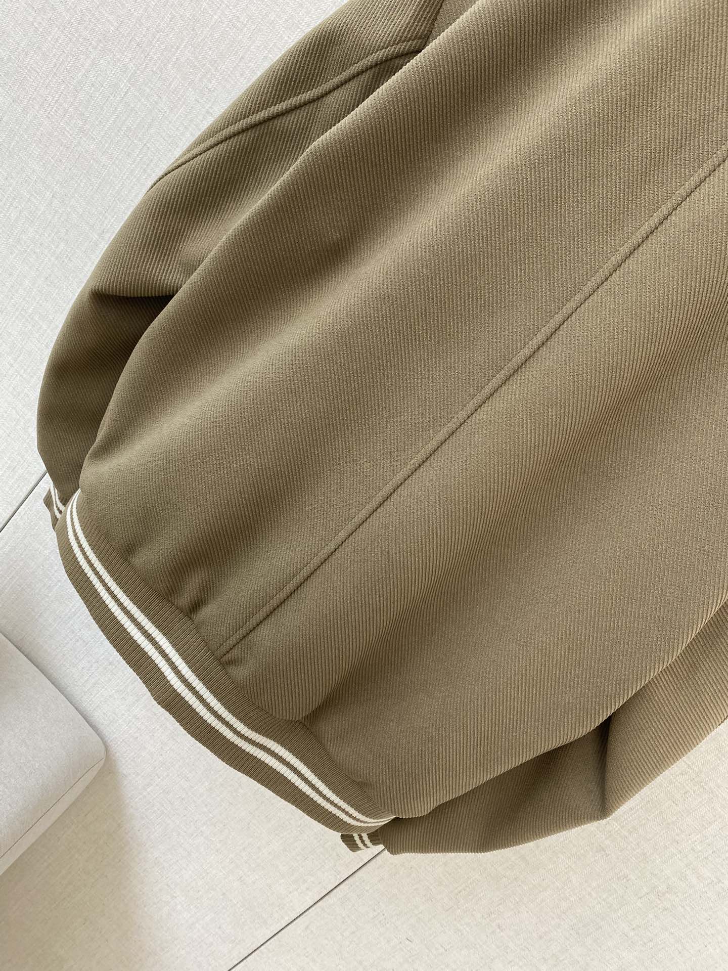 Loro Piana Khakifarbene Collegejacke aus Wollmix mit gestreiften Rippbündchen