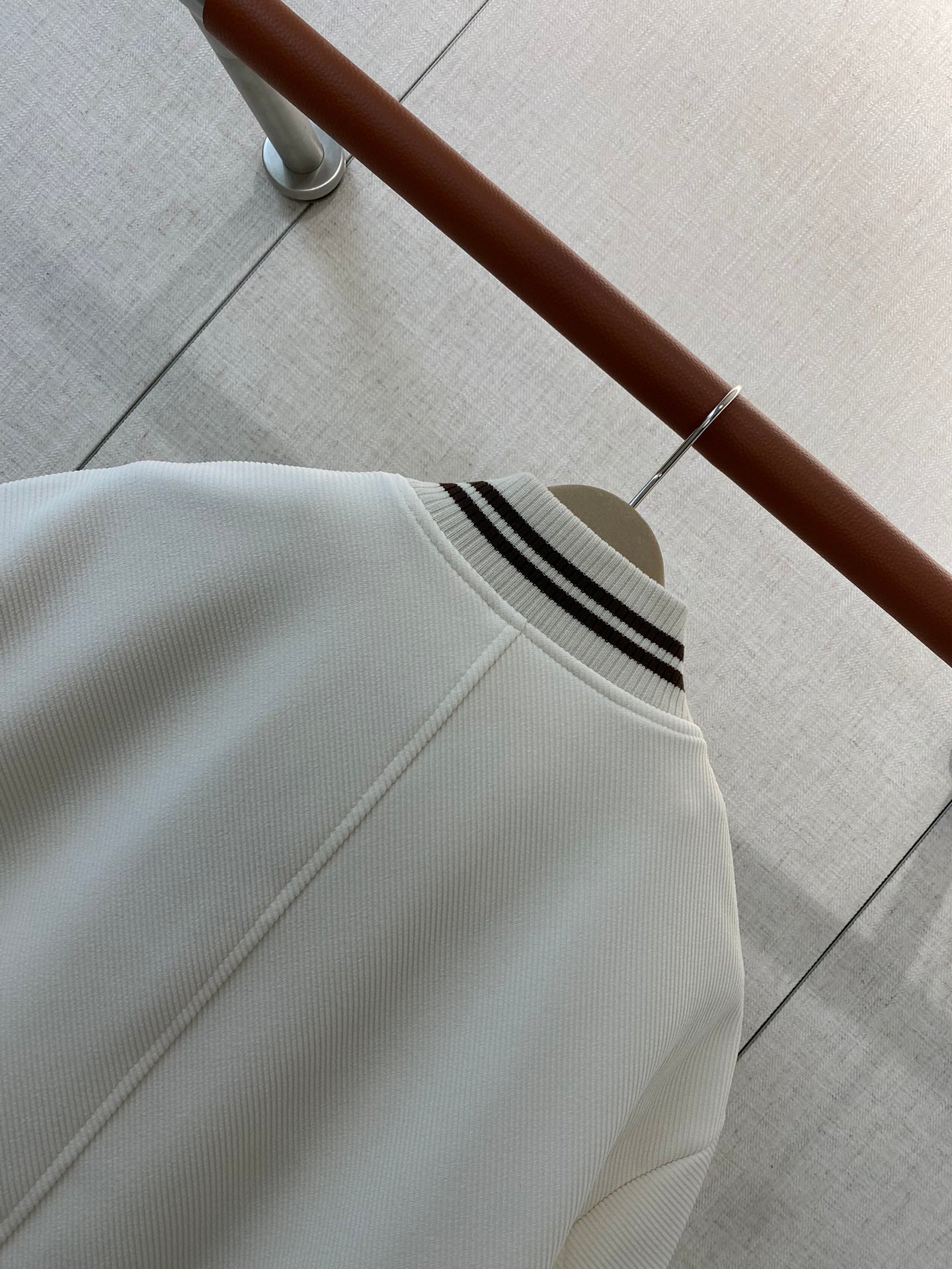 Loro Piana Weisse Collegejacke aus Wollmix mit gestreiften Rippbündchen