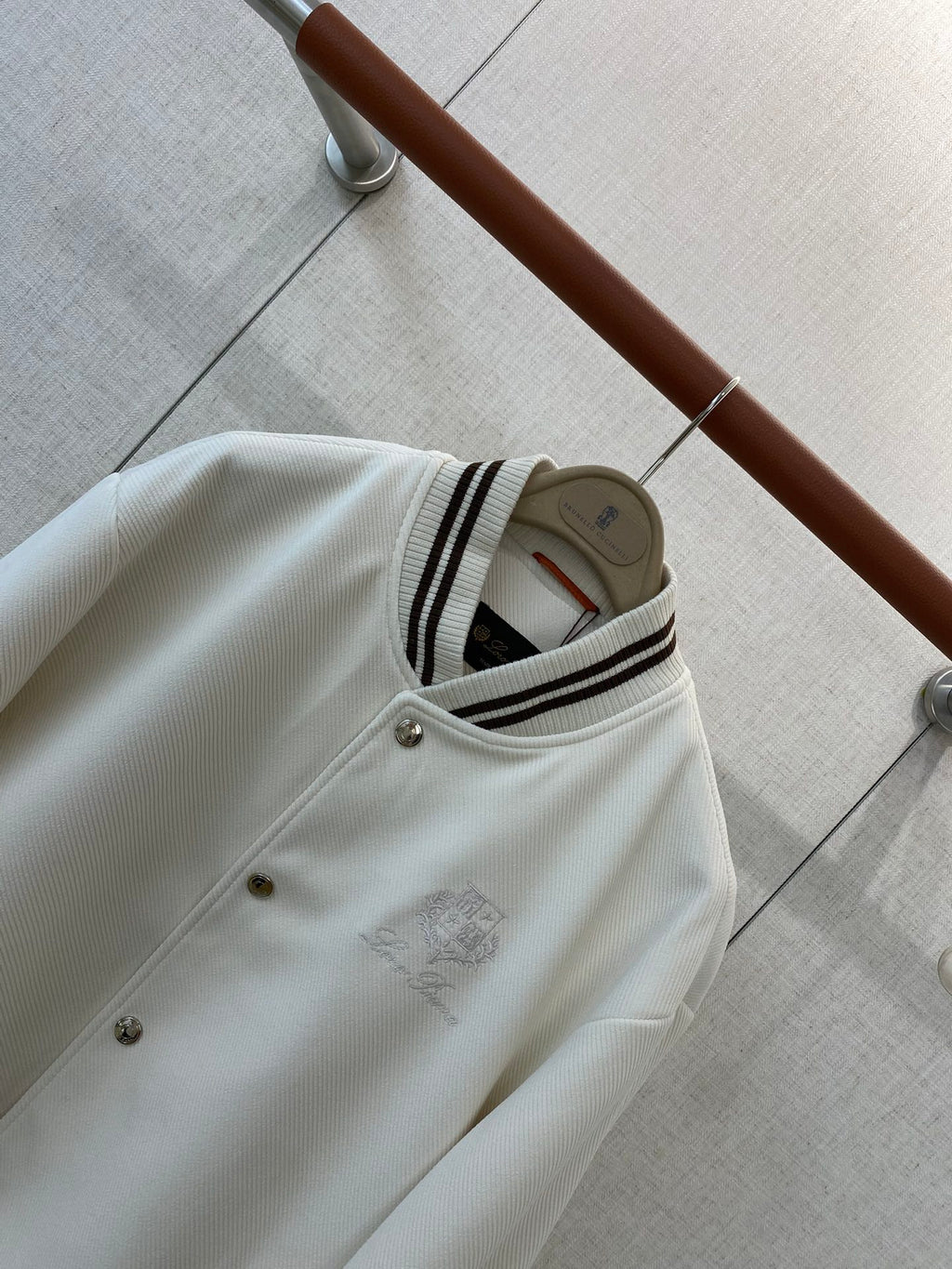 Loro Piana Weisse Collegejacke aus Wollmix mit gestreiften Rippbündchen