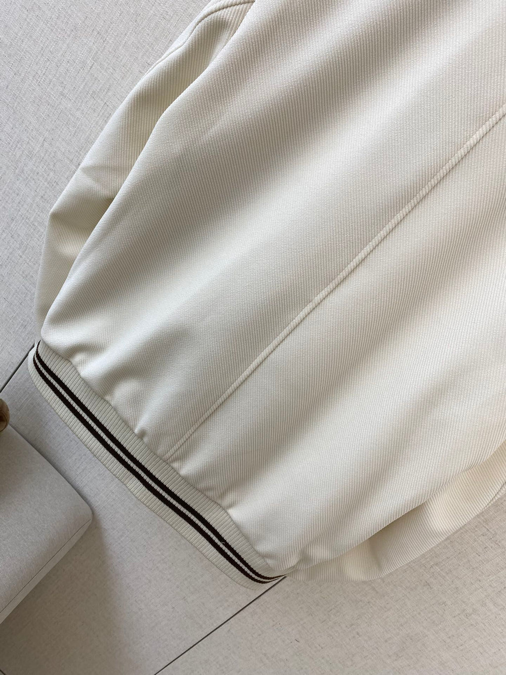 Loro Piana Weisse Collegejacke aus Wollmix mit gestreiften Rippbündchen