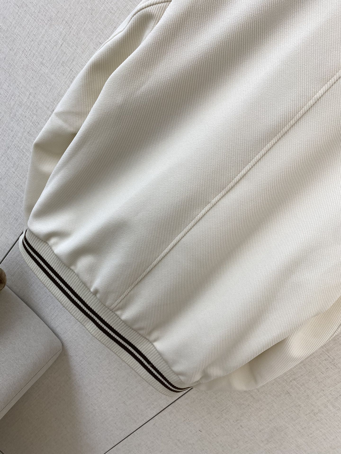 Loro Piana Weisse Collegejacke aus Wollmix mit gestreiften Rippbündchen