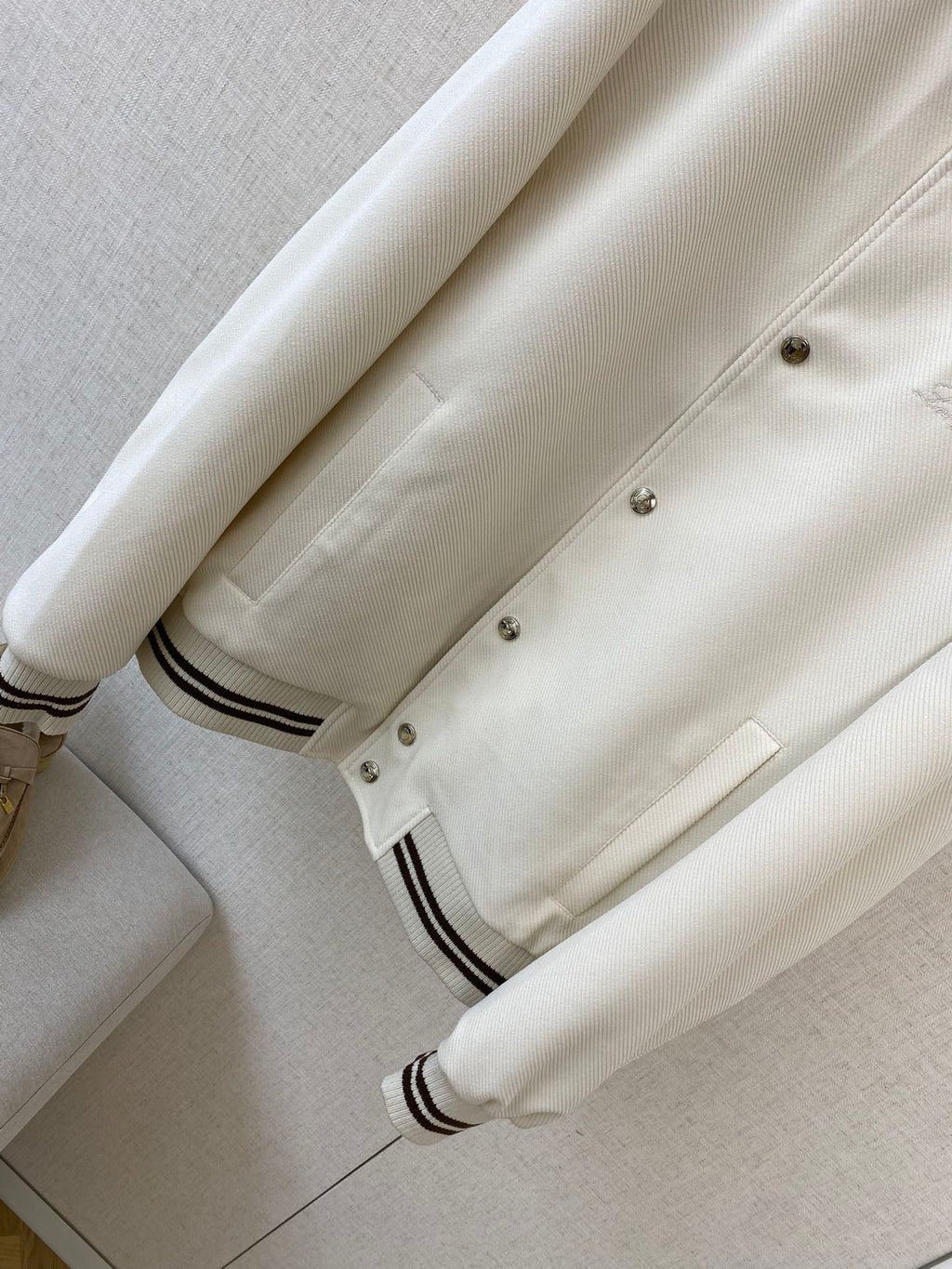 Loro Piana Weisse Collegejacke aus Wollmix mit gestreiften Rippbündchen