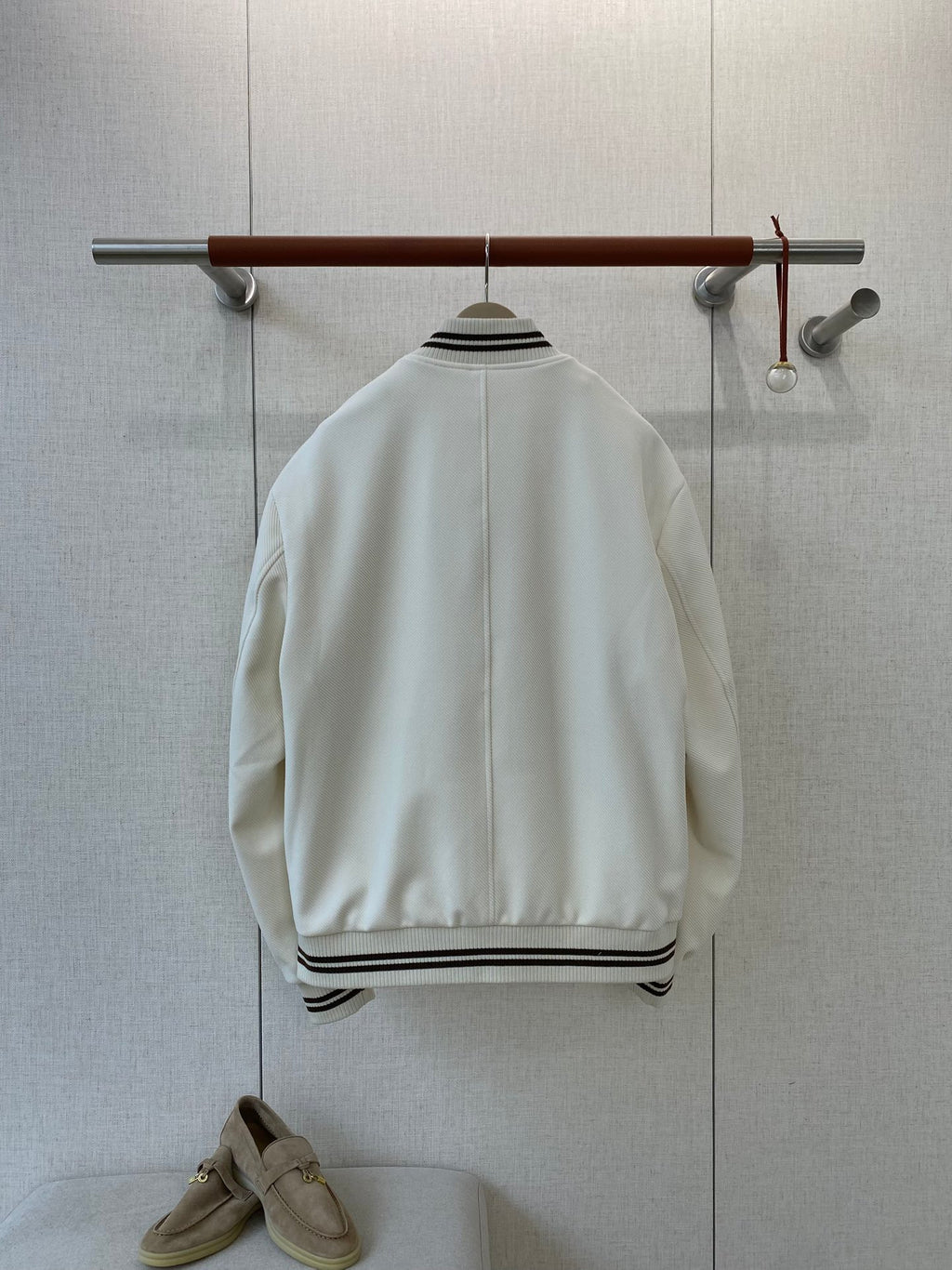 Loro Piana Weisse Collegejacke aus Wollmix mit gestreiften Rippbündchen