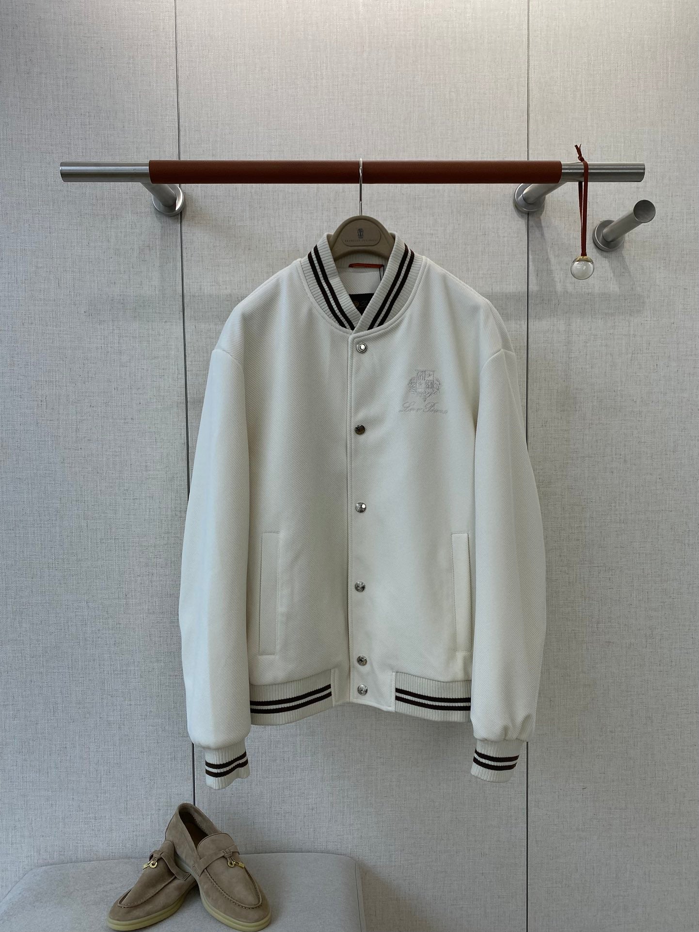 Loro Piana Weisse Collegejacke aus Wollmix mit gestreiften Rippbündchen