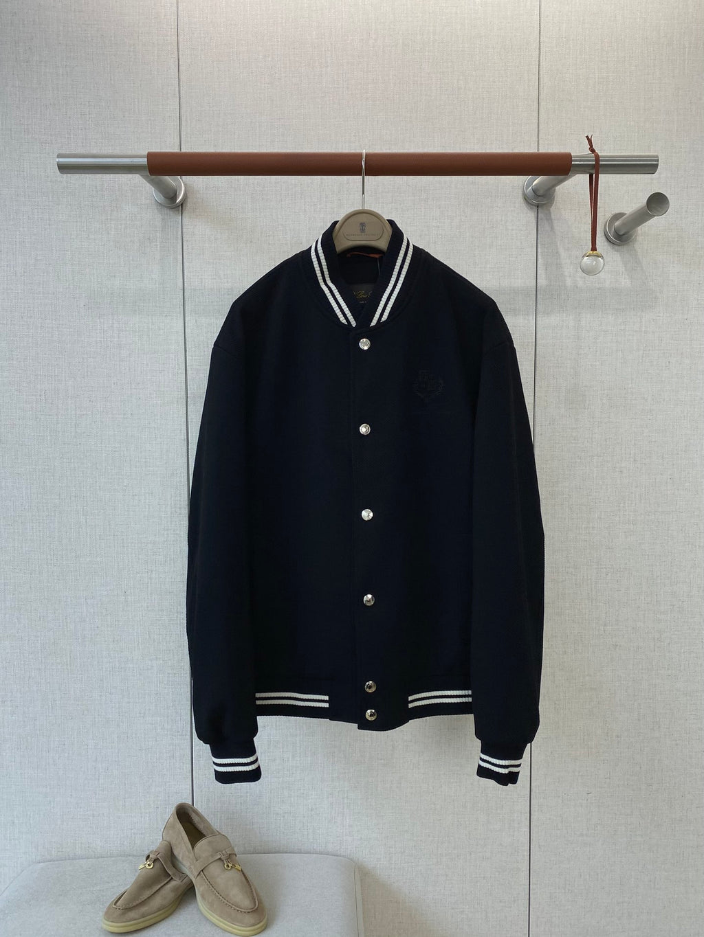 Loro Piana Dunkelblaue Collegejacke aus Wollmix mit gestreiften Rippbündchen