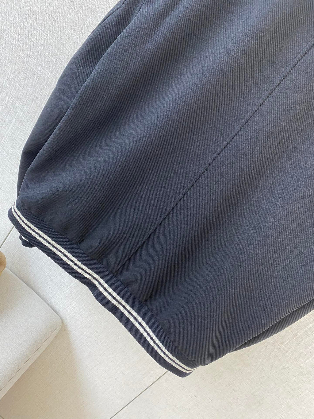 Loro Piana Dunkelblaue Collegejacke aus Wollmix mit gestreiften Rippbündchen