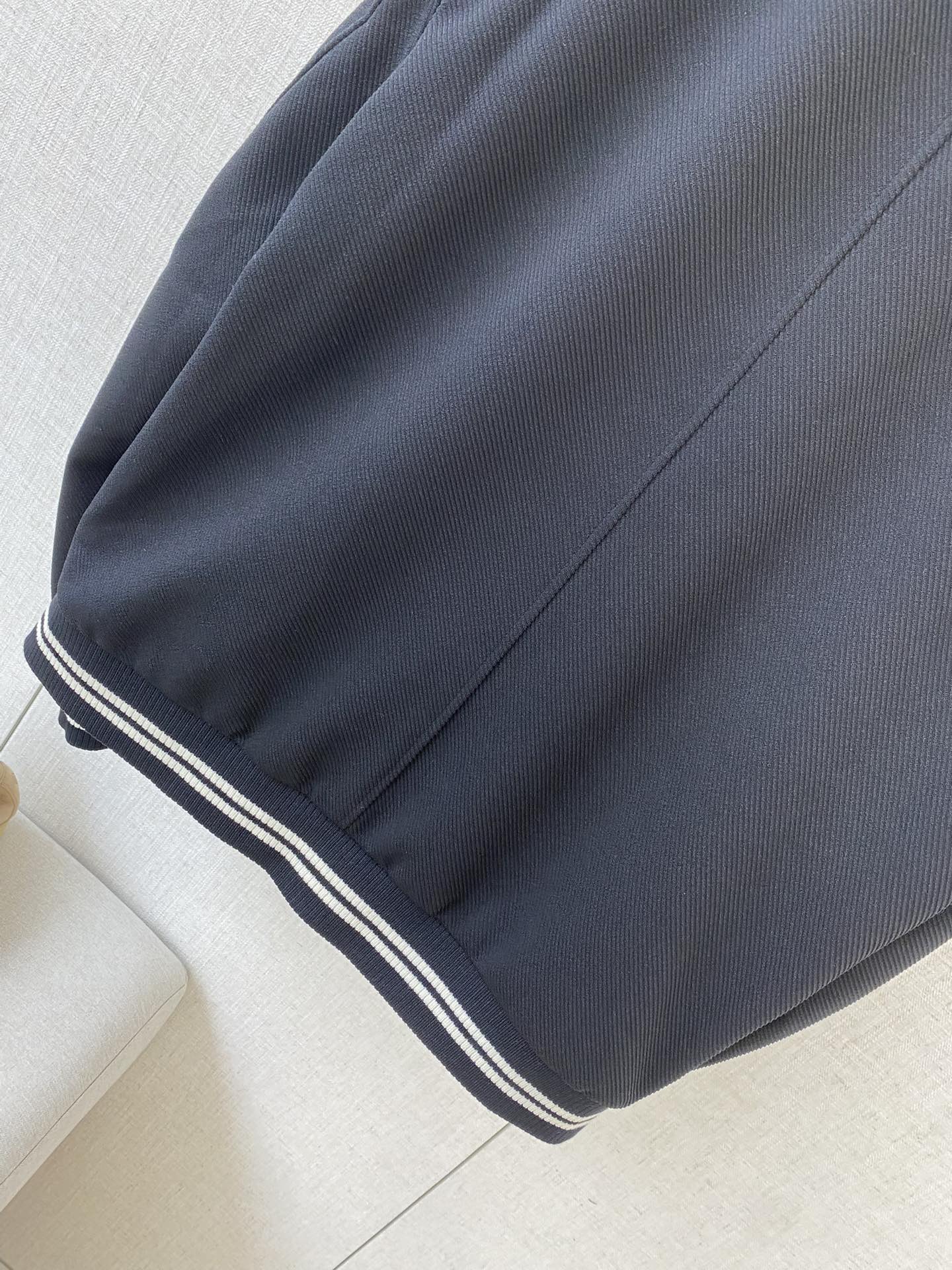 Loro Piana Dunkelblaue Collegejacke aus Wollmix mit gestreiften Rippbündchen
