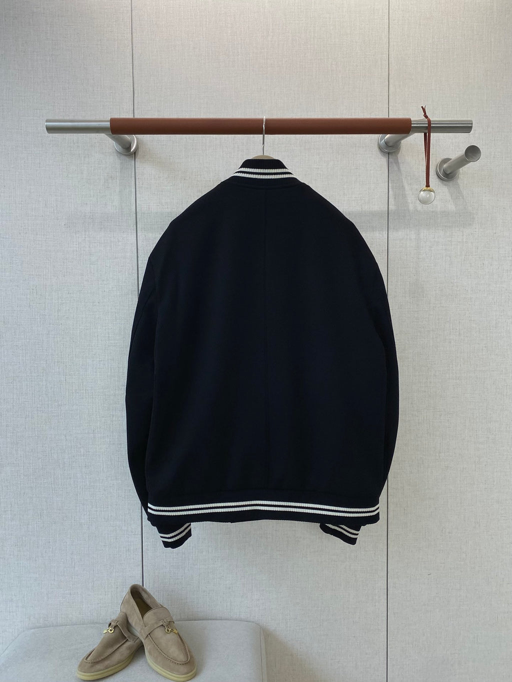 Loro Piana Dunkelblaue Collegejacke aus Wollmix mit gestreiften Rippbündchen