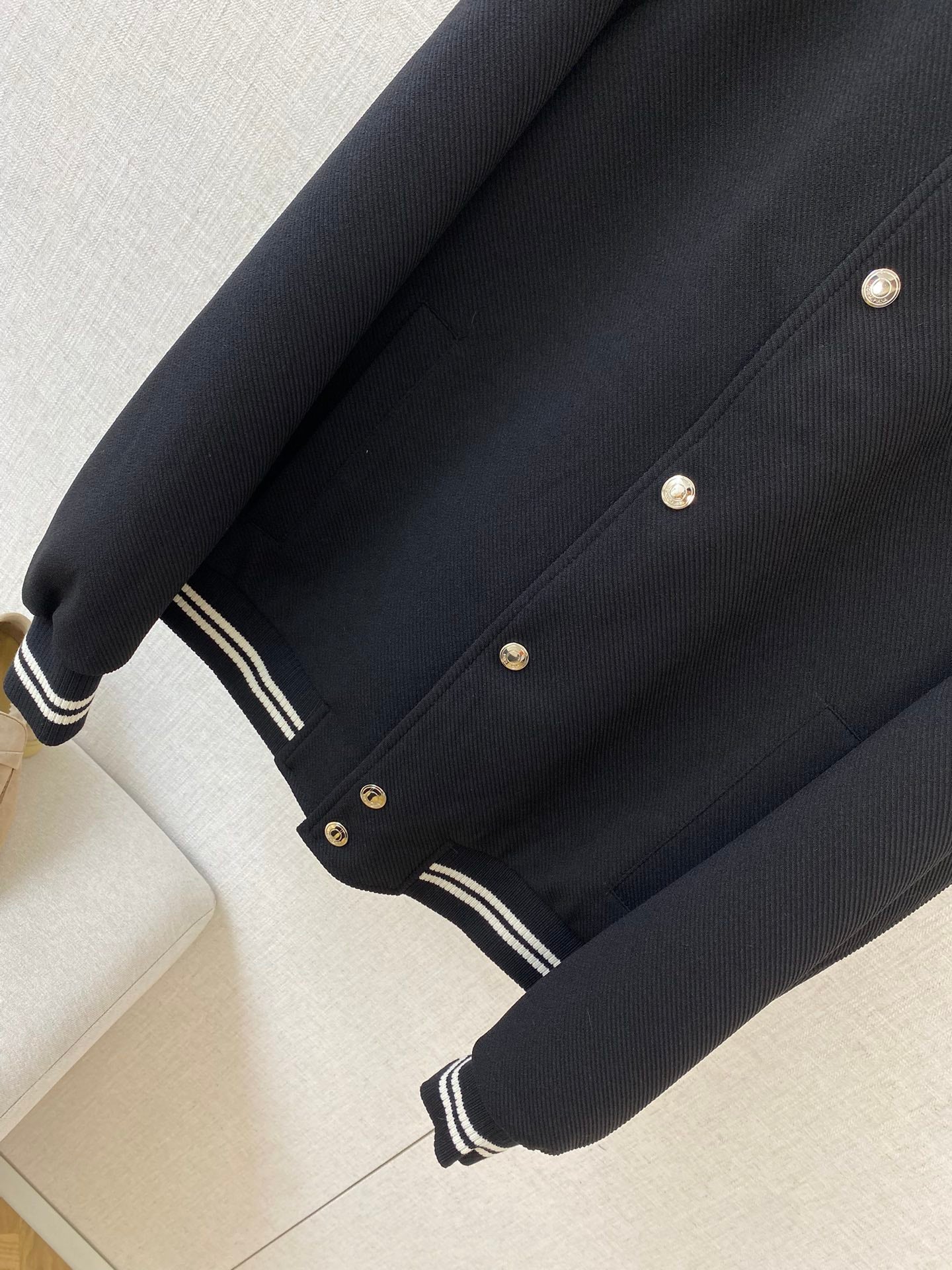 Loro Piana Dunkelblaue Collegejacke aus Wollmix mit gestreiften Rippbündchen