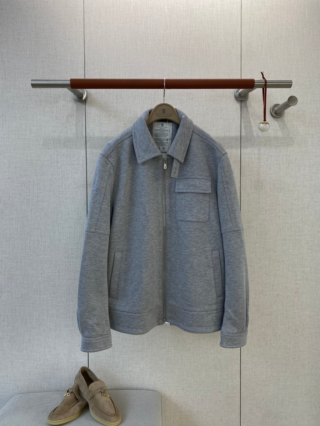 Brunello Cucinelli Sweatjacke in Grau mit Reißverschluss und Brusttasche