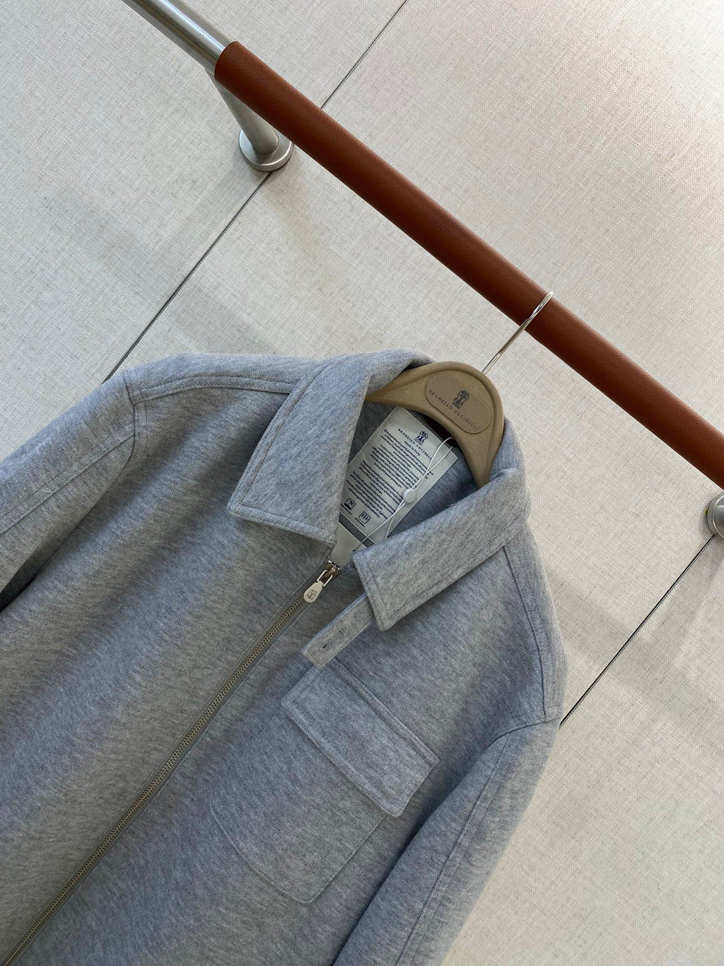 Brunello Cucinelli Sweatjacke in Grau mit Reißverschluss und Brusttasche