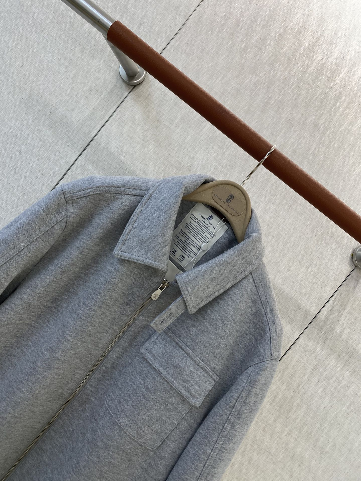Brunello Cucinelli Sweatjacke in Grau mit Reißverschluss und Brusttasche
