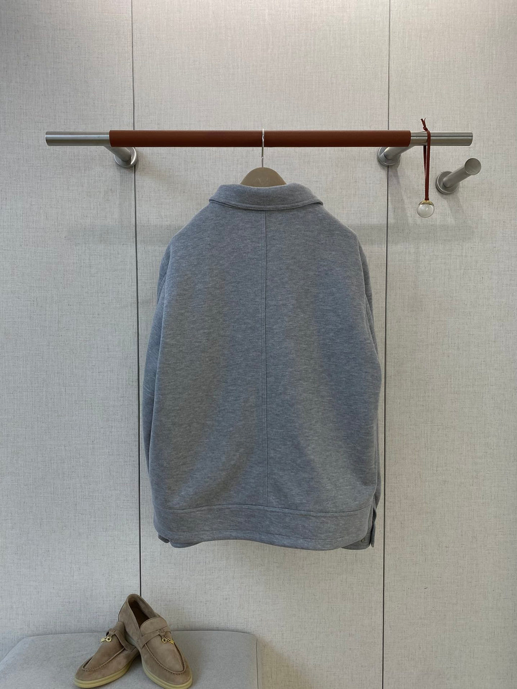 Brunello Cucinelli Sweatjacke in Grau mit Reißverschluss und Brusttasche