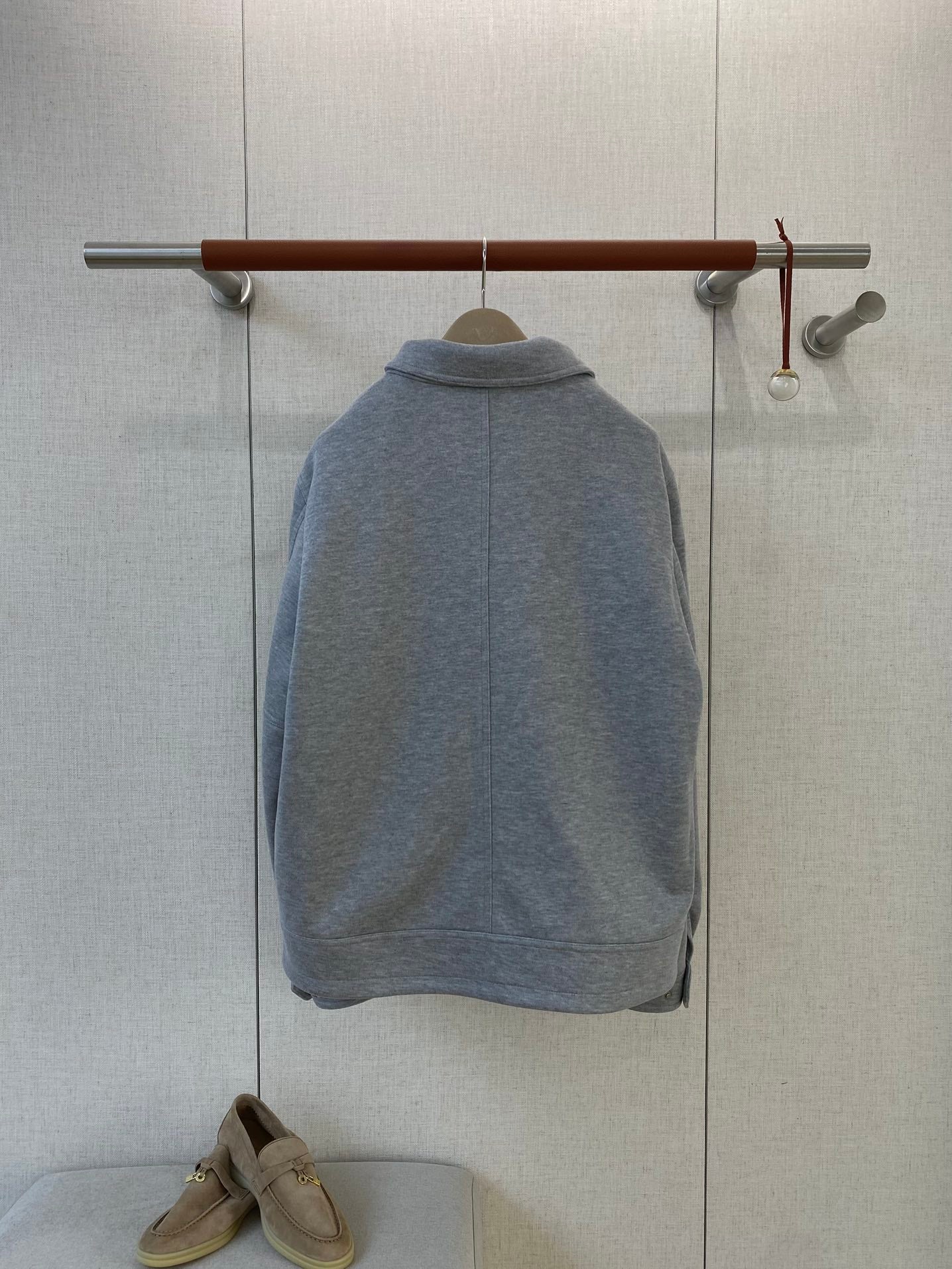 Brunello Cucinelli Sweatjacke in Grau mit Reißverschluss und Brusttasche