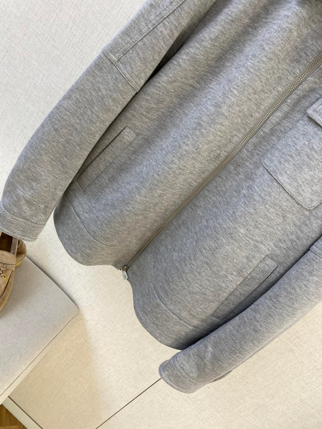 Brunello Cucinelli Sweatjacke in Grau mit Reißverschluss und Brusttasche