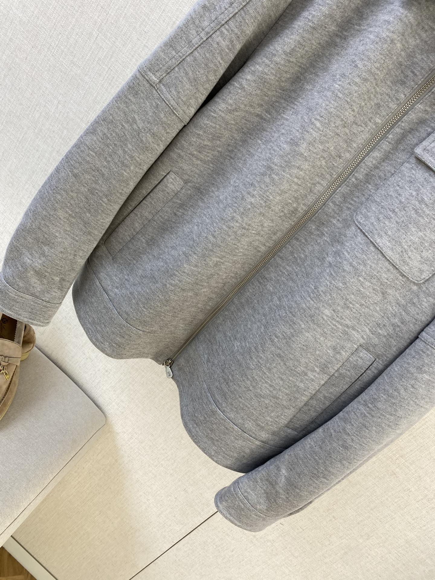 Brunello Cucinelli Sweatjacke in Grau mit Reißverschluss und Brusttasche