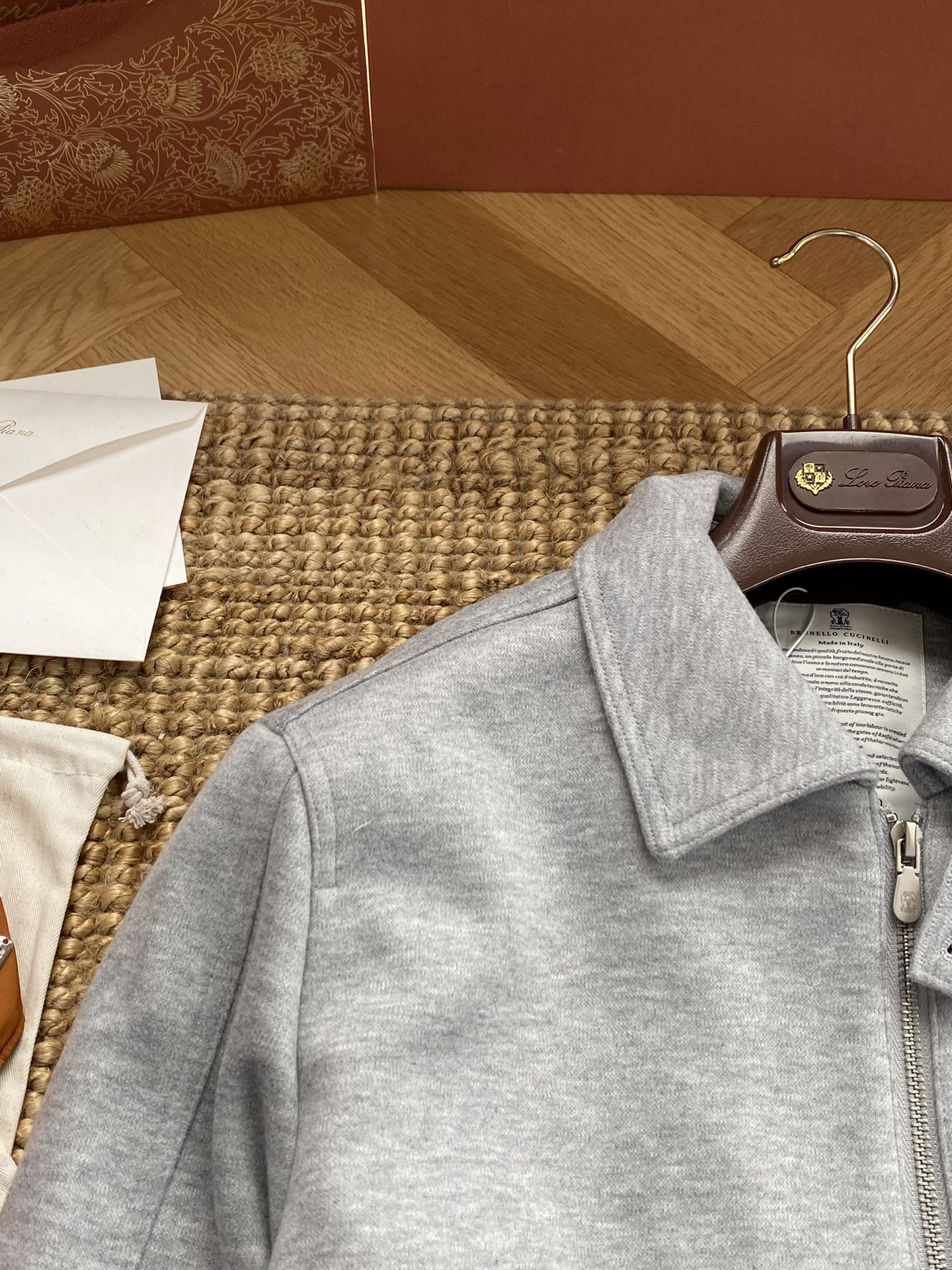 Brunello Cucinelli Sweatjacke in Grau mit Reißverschluss und Brusttasche