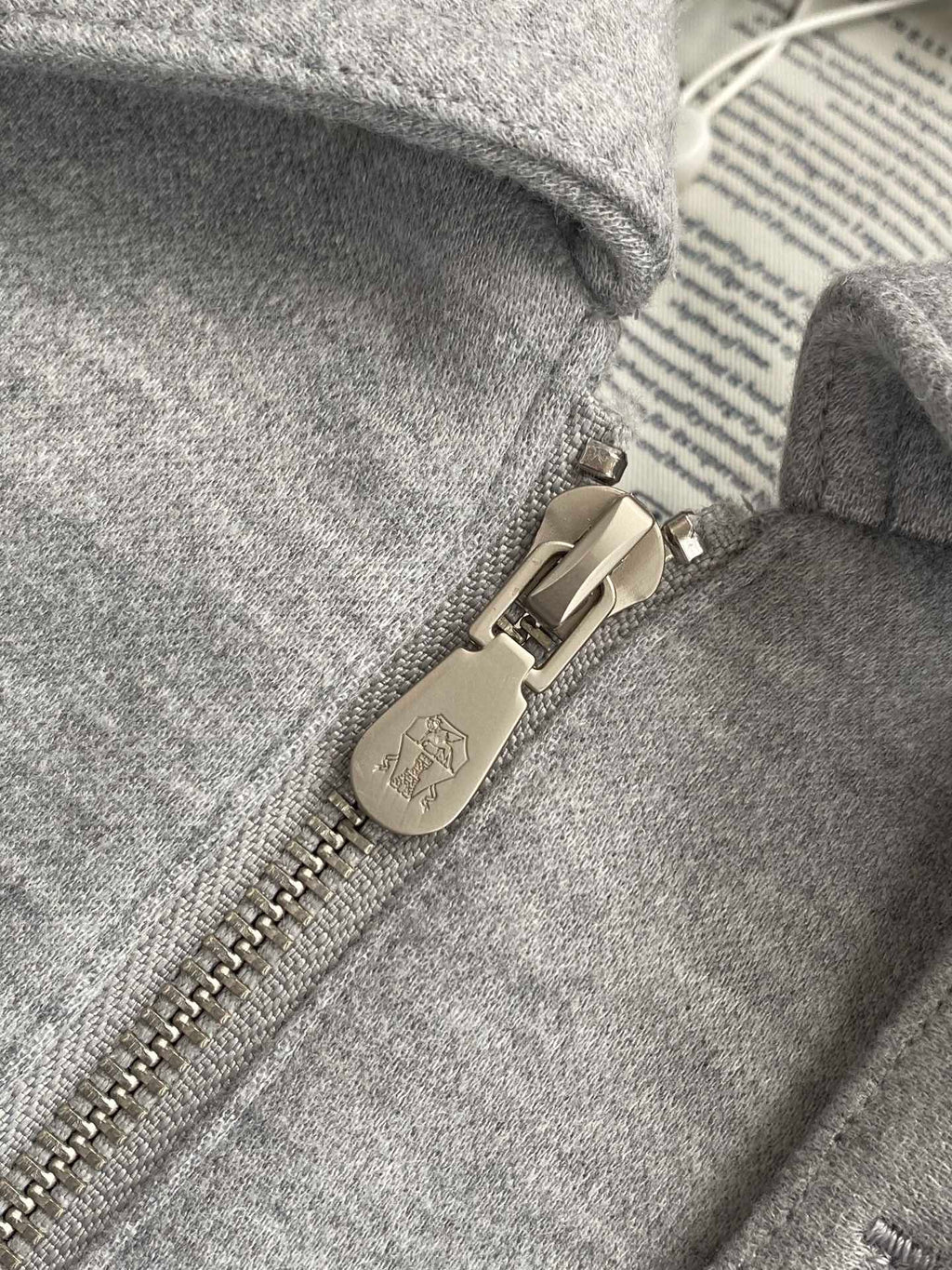 Brunello Cucinelli Sweatjacke in Grau mit Reißverschluss und Brusttasche